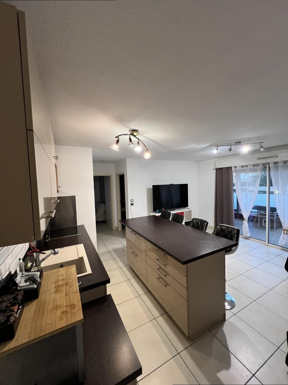 MAUGUIO – Beau T3 avec grande terrasse et piscine