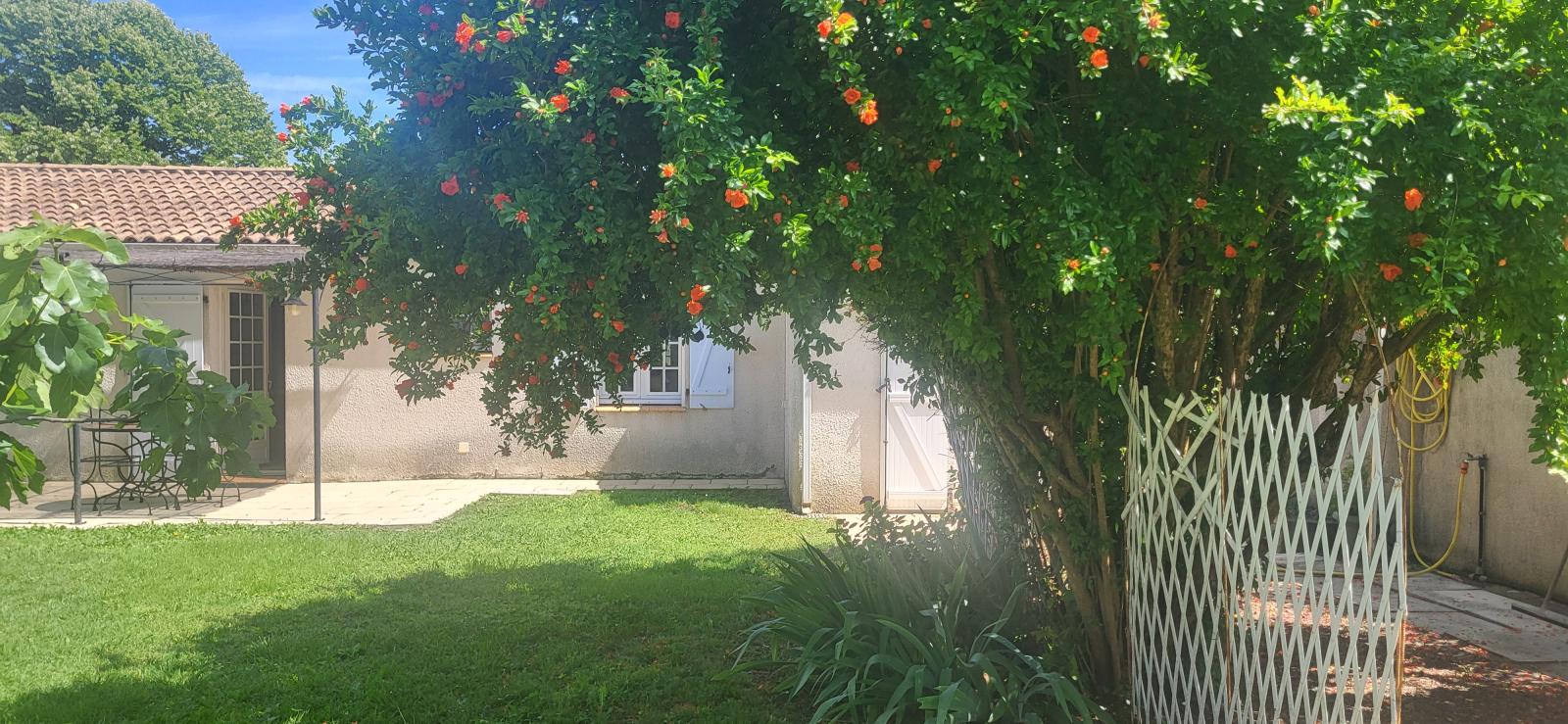 VILLA plain-pied T4/5 avec beau jardin arboré