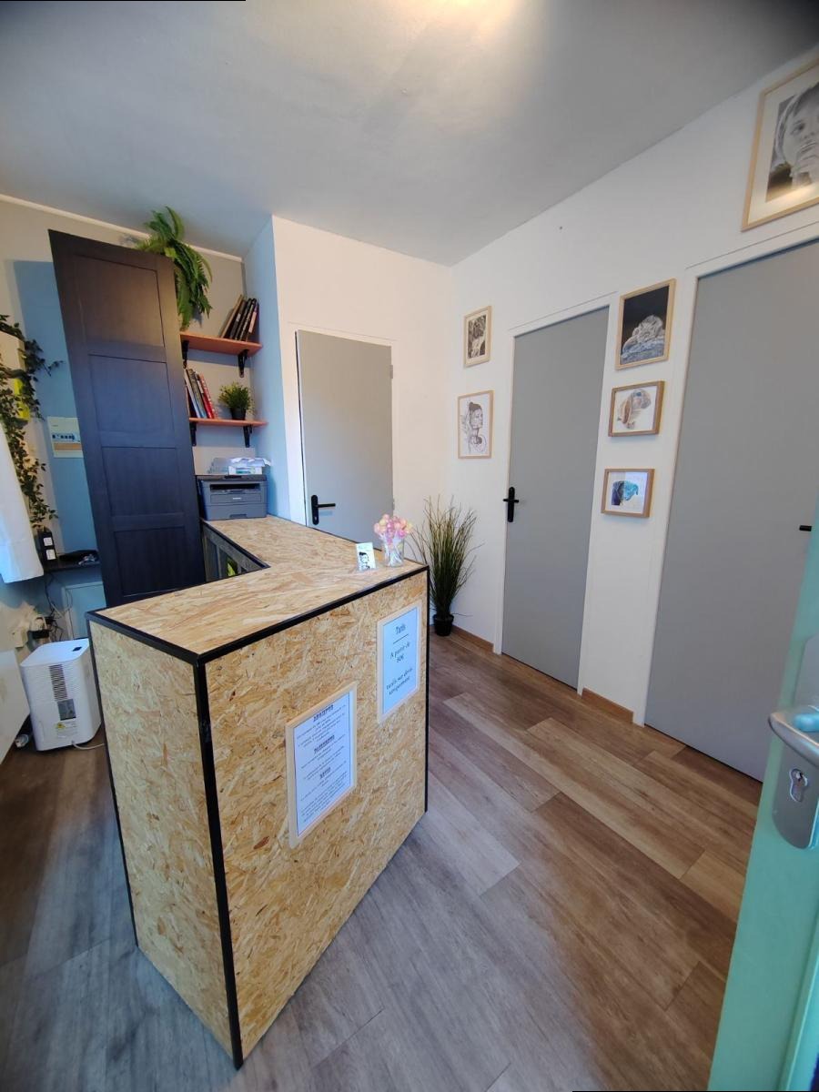 Local commercial Sommières –  Cœur de village avec bonne visibilité, belle vitrine et vue dégagée