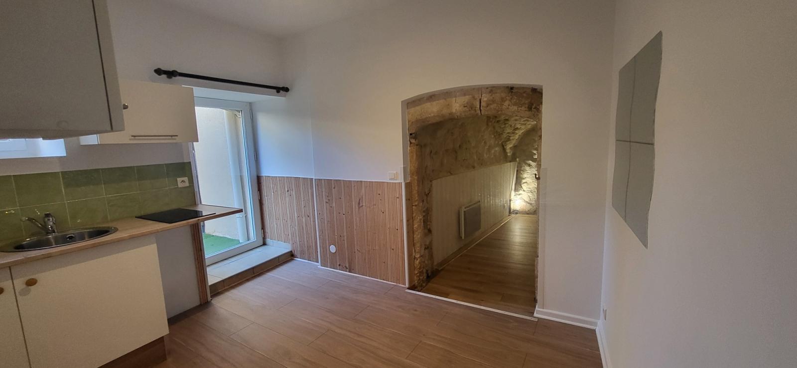 Galargues – Proche centre village – T2 rénové de 27,89 m² avec cour