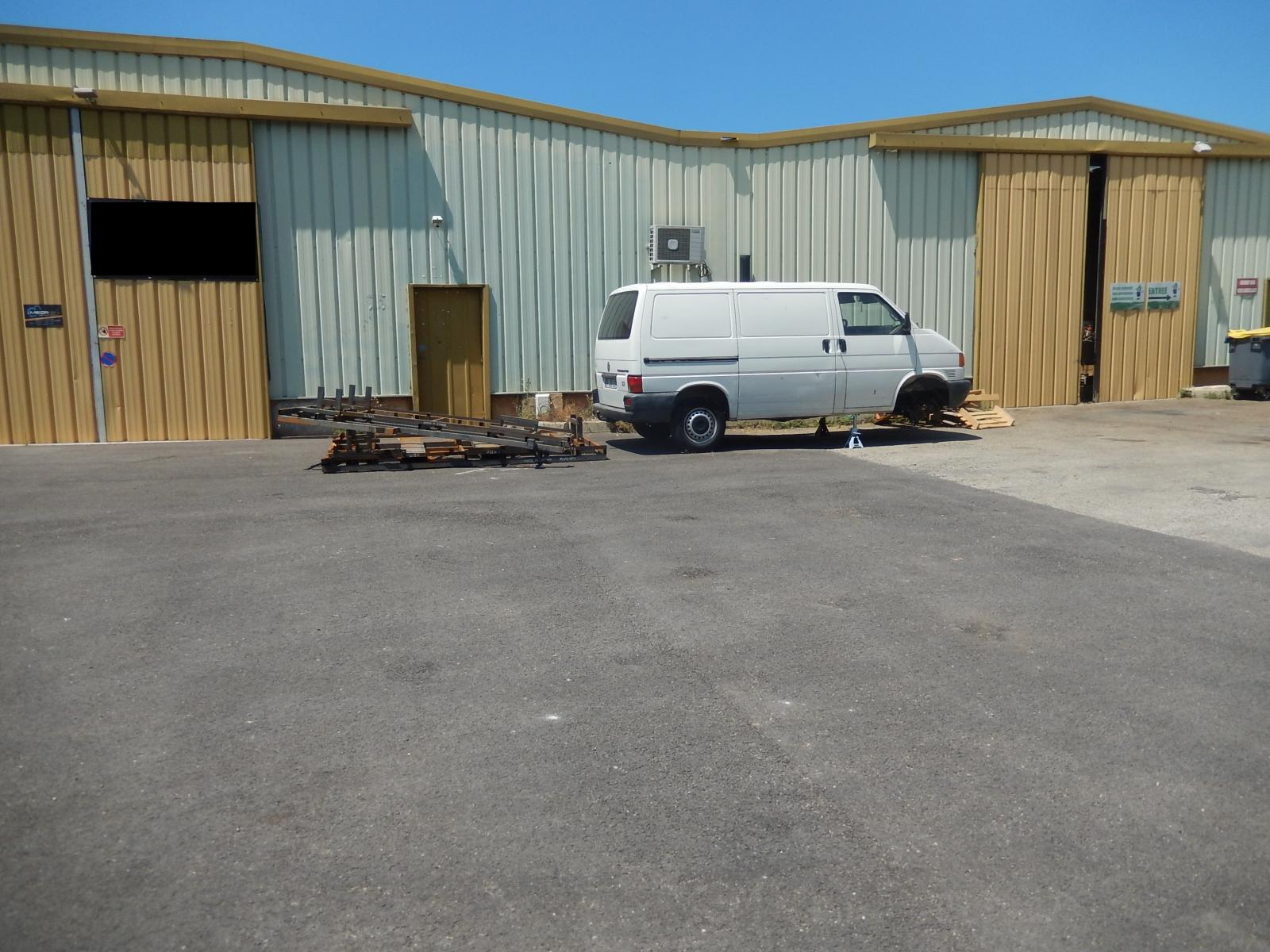 BAILLARGUES – dans un ensemble professionnel, grand entrepot avec parking privatif