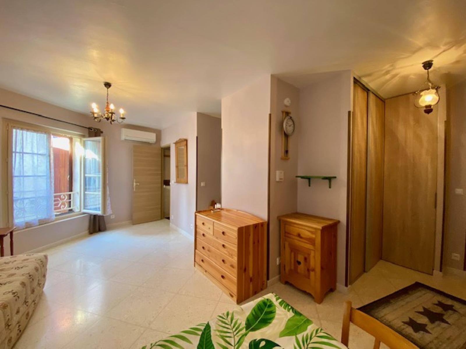 centre-ville de Mauguio – Studio entièrement meublé situé au premier étage d’un petit immeuble