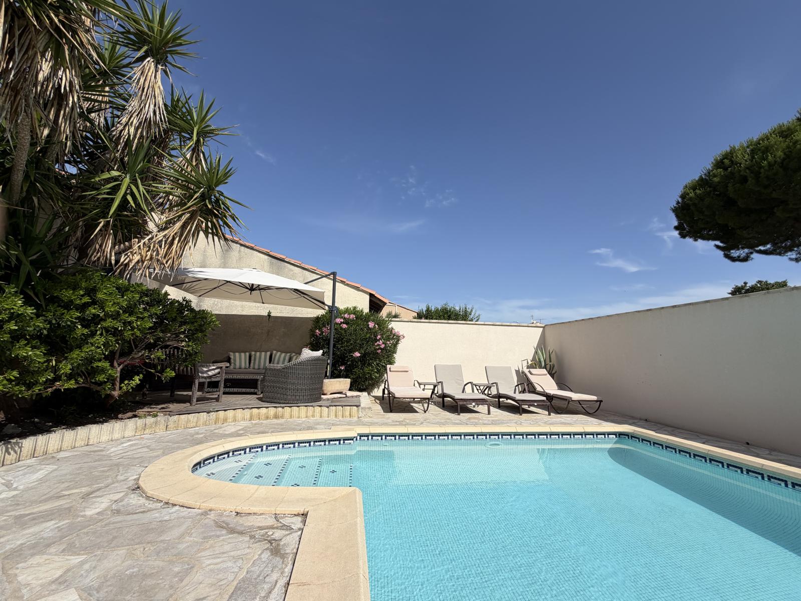 BAILLARGUES – Villa meublée T5 en tout inclus  avec jardin, piscine et garage