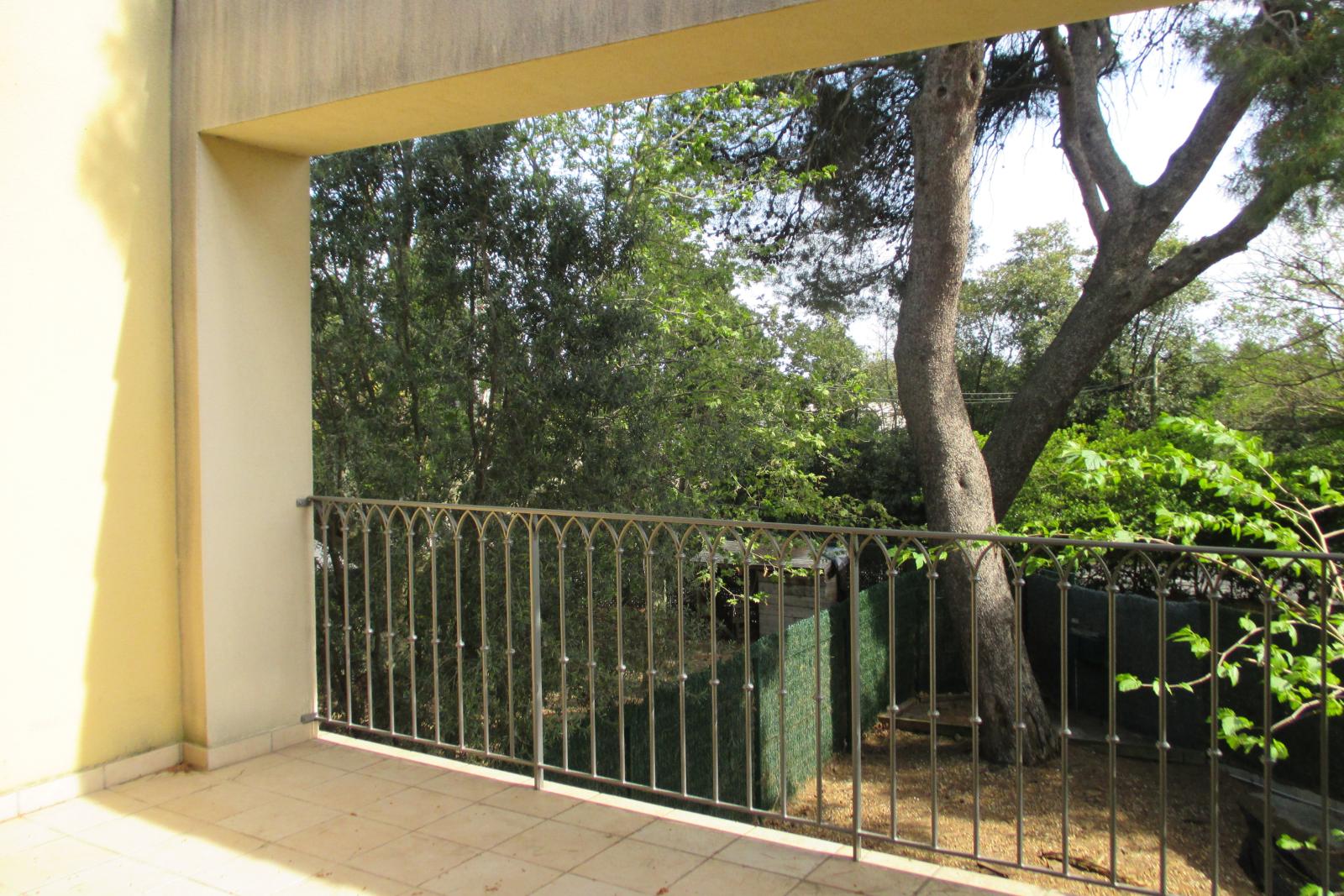 MAUGUIO / VAUGUIERES  : Grand T3 avec terrasse et parkings.